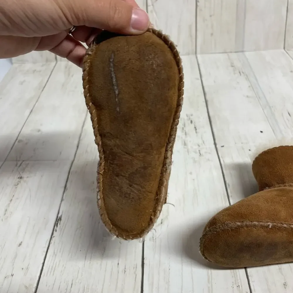 UGG Erin suede bootie for infants in chestnut color size medium